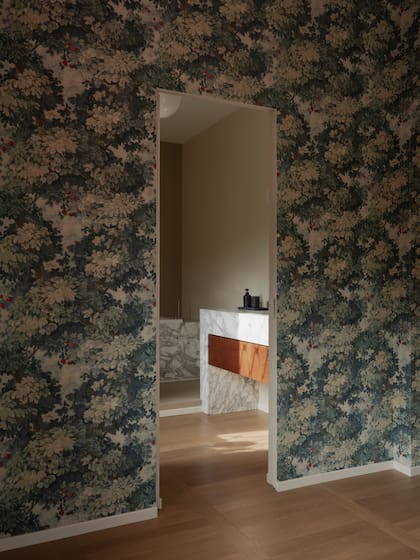 Pared revestida con papel pintado ‘Colony’ (Wallpaper Marly)