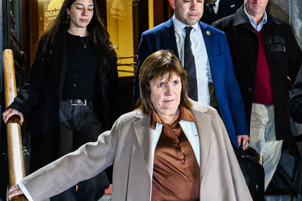 Patricia Bullrich saliendo del Senado