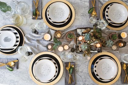 Platos de porcelana con borde de oro y motivo de Hamsa impreso (George Home Couture).