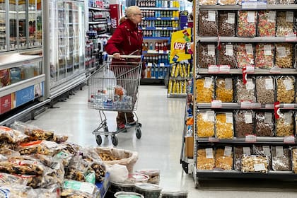 Por el congelamiento del bono en $70.000, quienes cobran el haber mínimo de la Anses pierden este año poder de compra frente a la inflación