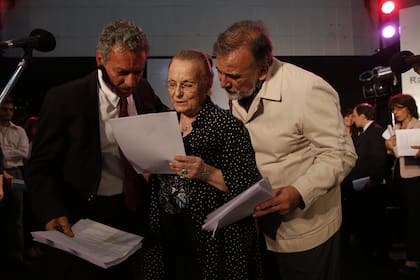 Nora Massi en una de las ediciones de Las dos carátulas, en Radio Nacional