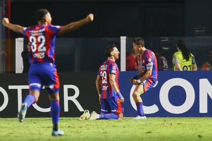Rodrigo Auzmendi celebra junto al capitán Nicolás Tripichio el gol del empate de San Lorenzo ante Santos, en Vila Belmiro