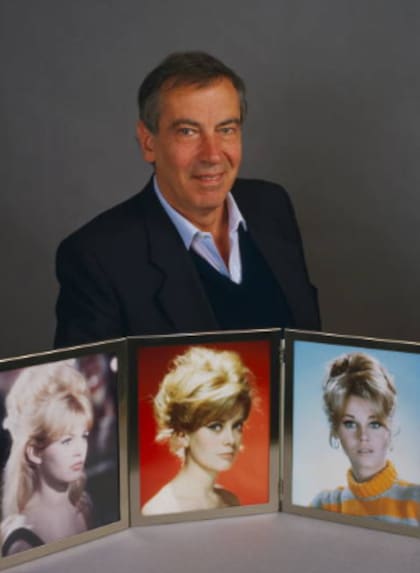 Roger Vadim posa con retratos de sus parejas Brigitte Bardot, Catherine Deneuve y Jane Fonda (Foto: Getty Images)
