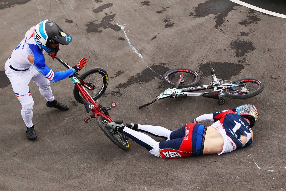 Romain Mahieu del equipo de Francia verifica a Connor Fields del equipo de Estados Unidos después de un accidente en el día siete de los Juegos Olímpicos de Tokio 2020 en el Ariake Urban Sports Park el 30 de julio de 2021 en Tokio, Japón.