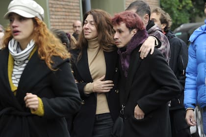 Romina Gaetani, muy conmovida en el entierro de Ernestina Pais