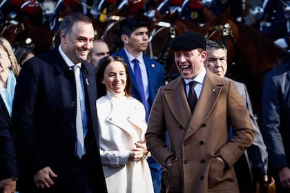Santiago Caputo ríe junto a Manuel Adorni