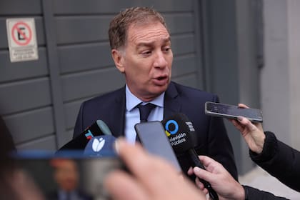 Santilli, al dialogar con la prensa antes de ingresar a la reunión en el CFI