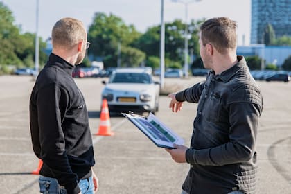 Se enfatiza que el pago de multas de estacionamiento y la aprobación de la verificación de emisiones son pasos indispensables antes de obtener el permiso vigente
