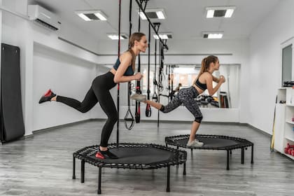 Según la especialista, para que el cuerpo genere adaptaciones específicas en los músculos, huesos o el sistema cardiovascular, necesita un estímulo o estresor que supere su nivel de base