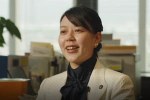 La polémica de la primera alcaldesa en Japón que se toma una licencia por maternidad