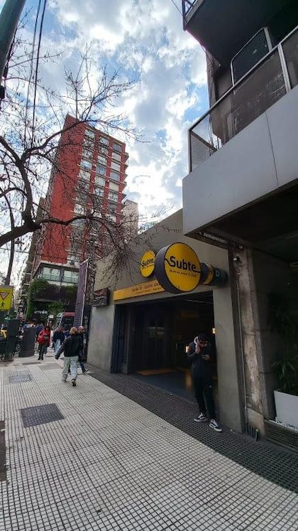 Sobre el predio está construido el acceso a la estación Santa Fe–Carlos Jáuregui de la Línea H