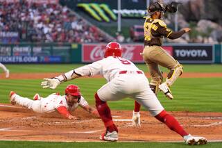 Soriano domina y los Angelinos aplastan 8-0 a los Padres para cortar su racha de ocho triunfos