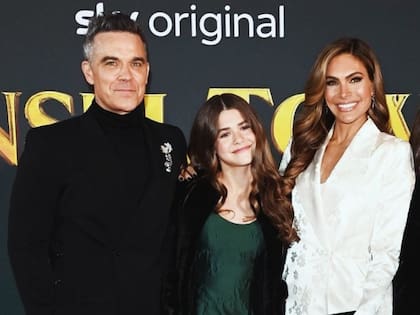 Teddy, la hija de Ayda Field y Robbie Williams, en el estreno de la película navideña