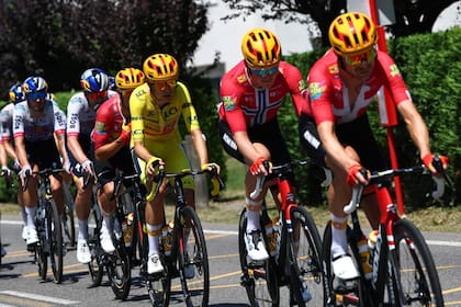 Torstein Traeen, con el maillot amarillo, en el medio del pelotón, antes de la caída