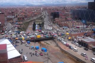 Transportistas públicos y gobierno boliviano dialogan en segundo día de huelga