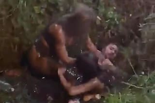 La pelea de tres jóvenes a la salida de un boliche: en una zanja y cubiertas de barro