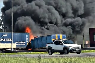 Un camión cambió de carril y dos autos fueron aplastados