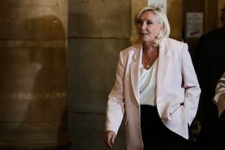 Tribunal francés condena a Marine Le Pen a llevar un monitor electrónico; esto hay que saber