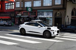 Un auto Waymo atropelló a un chico a la salida del colegio