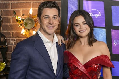 Un día antes, la actriz de Only Murders In The Building se encontró con su colega David Henrie para la premier mundial de la serie de Disney Wizards Beyond Waverly Place