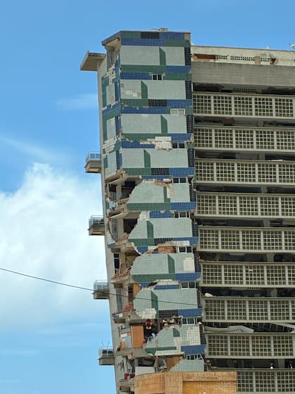 Un imponente edificio luce torcido y mutilado