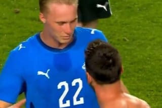 El jugador de Islandia que saludó a Messi y le recordó que jugó con su padre en Barcelona