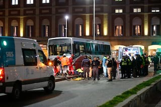 Un colectivo perdió el control en la rambla y arrolló a varias personas: una adolescente falleció