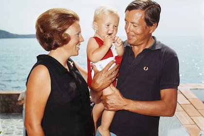Un retrato de la princess Beatriz y su marido, Claus, con su hijo mayor, Guillermo Alejandro, en brazos. Felices, pasaban unos días de descanso en su villa en Porto Ercole, Italia. Foto: Rolls Press/Popperfoto via Getty Images/Getty ImagesGettyimages