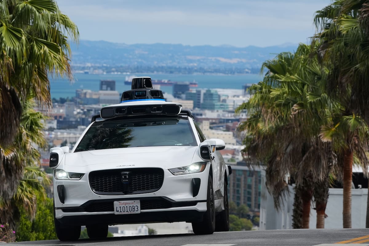 Un robotaxi de Waymo en San Francisco; la compañía llevará sus autos sin chofer a Londres