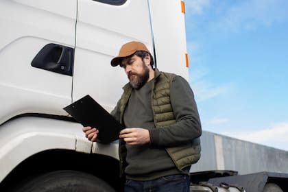Una CDL permite al titular de la licencia conducir vehículos comerciales y autobuses grandes en las vías públicas de Texas