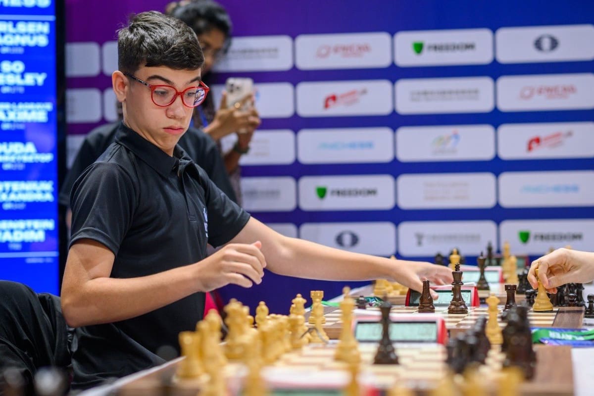 Una de las típicas expresiones llamativas de Faustino Oro, en el Campeonato Mundial Blitz por equipos de FIDE; por estar en un equipo débil, no pudo enfrentarse en Hong Kong con varios rivales superiores a él en el ranking.