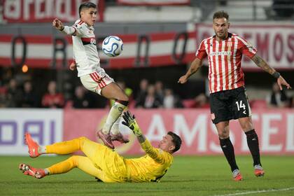 Una jugada decisiva: Fernando Muslera rechaza ante Luiz Araújo y Estudiantes empezará la jugada del gol del empate