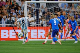 El gol de Messi tras un lujo en la primera que tocó, el zapatazo del Colo Barco y el notable 3-0 de Almada