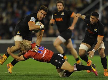Van Der Walt tacklea a Isa, el mejor de Jaguares ayer y durante todo el torneo