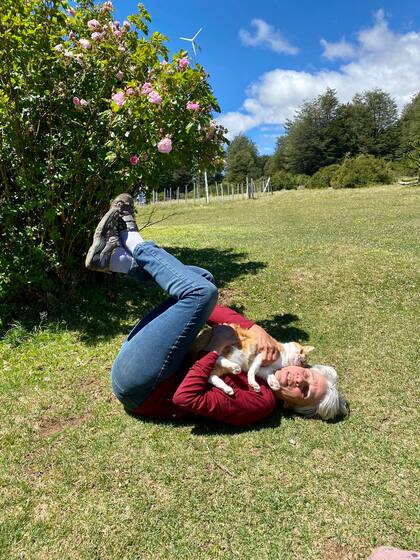 Verano 2022. Gretel y su gatita Lisa juegan en el jardín de Palais Vintter.