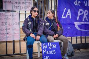 Dos trabajadoras despedidas del Astillero Río Santiago se encadenaron a la Gobernación bonaerense