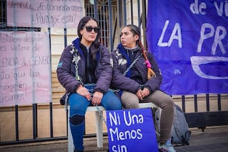Dos trabajadoras despedidas del Astillero Río Santiago se encadenaron a la Gobernación bonaerense