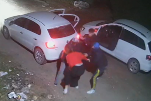 Delincuentes atacaron a una joven de 22 años para robarle el auto en Merlo