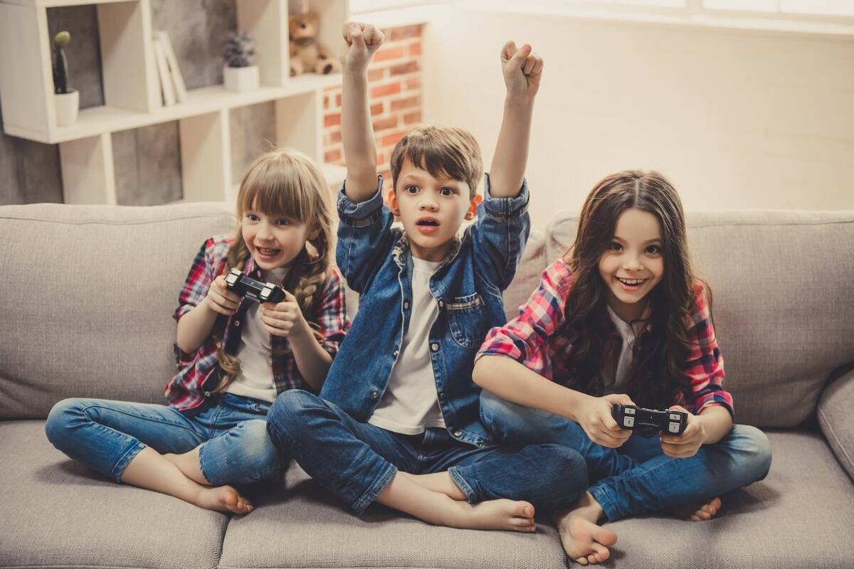 Vistos durante décadas como los malos de la película, un reporte revela las ventajas de los juegos digitales para los chicos