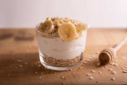 Yogur con miel, banana y avena: la fibra de la avena y la banana complementa el aporte de microorganismos vivos del yogur, una combinación que ayuda a nutrir la microbiota intestinal.